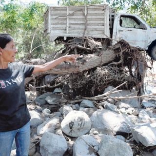 Mantienen búsqueda de dos personas tras desborde de arroyo