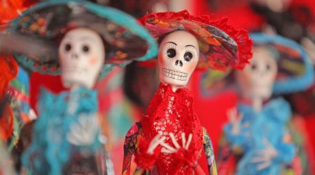Calaveritas de azúcar o chocolate, papel picado de diferentes colores, pan de muerto y coloridas muñecas de cartón, son solo algunos de los productos que año con año puedes encontrar en la Feria del Cartón. EL INFORMADOR / ARCHIVO