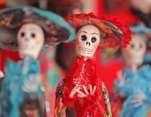 Calaveritas de azúcar o chocolate, papel picado de diferentes colores, pan de muerto y coloridas muñecas de cartón, son solo algunos de los productos que año con año puedes encontrar en la Feria del Cartón. EL INFORMADOR / ARCHIVO