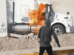 estudiantes de Ayotzinapa y de otras normales rurales del país, comenzaron a atacar el edificio de Palacio de Justicia para exigir unas grabaciones clave al caso. EFE.