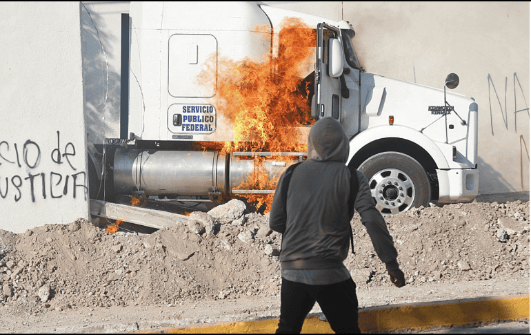 estudiantes de Ayotzinapa y de otras normales rurales del país, comenzaron a atacar el edificio de Palacio de Justicia para exigir unas grabaciones clave al caso. EFE.