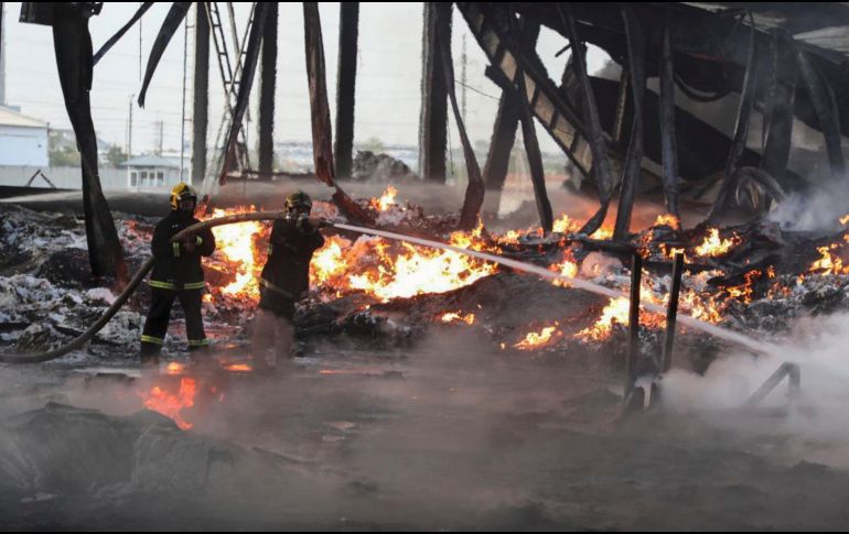 Videos y fotos publicados en redes sociales muestran un incendio y una nube de humo visible desde toda Taskent. EFE / ESPECIAL