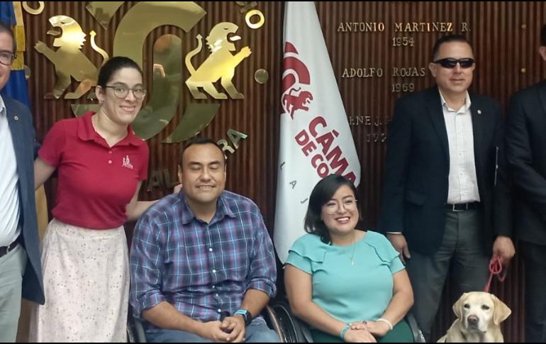 Aldo (segundo de izq a der) dijo que muchas veces las personas caen en la informalidad porque buscan seguir produciendo mientras cuidan a su familiar. EL INFORMADOR / I. Martínez