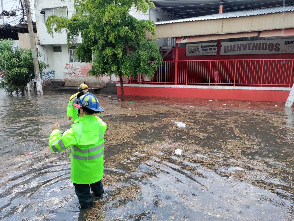 El nivel del agua alcanzó una altura de 40 centímetros en el cruce de las avenidas Colón e Isla Planetaria.ESPECIAL