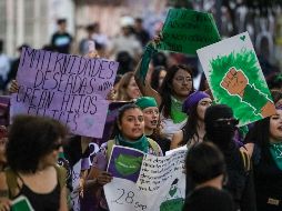 Cientos de mujeres en Guadalajara se reunieron este jueves desde las 16:00 horas para manifestarse en el marco del 28S. EL INFORMADOR/ H. Figueroa.