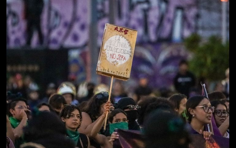Cientos de mujeres en Guadalajara se reunieron este jueves desde las 16:00 horas para manifestarse en el marco del 28S. EL INFORMADOR/ H. Figueroa.