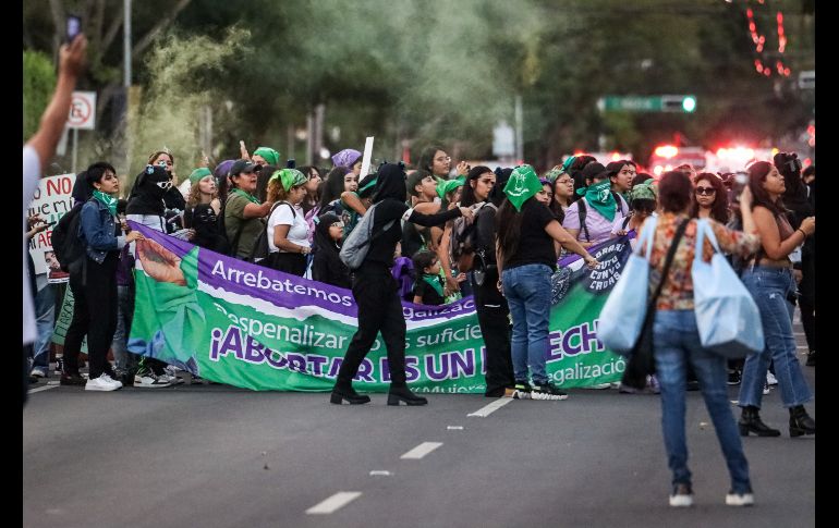 Cientos de mujeres en Guadalajara se reunieron este jueves desde las 16:00 horas para manifestarse en el marco del 28S. EL INFORMADOR/ H. Figueroa.