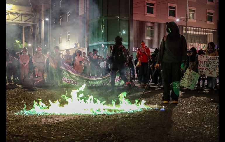 Cientos de mujeres en Guadalajara se reunieron este jueves desde las 16:00 horas para manifestarse en el marco del 28S. EL INFORMADOR/ H. Figueroa.
