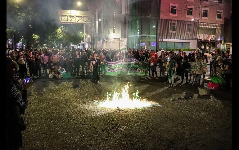 Cientos de mujeres en Guadalajara se reunieron este jueves desde las 16:00 horas para manifestarse en el marco del 28S. EL INFORMADOR/ H. Figueroa.