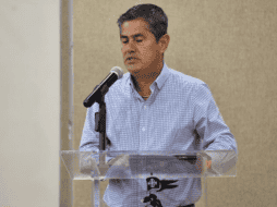 José Tomás Figueroa Padilla entregó el reconocimiento y felicitó a los trabajadores que concluyeron sus estudios de preparatoria en la modalidad abierta. ESPECIAL