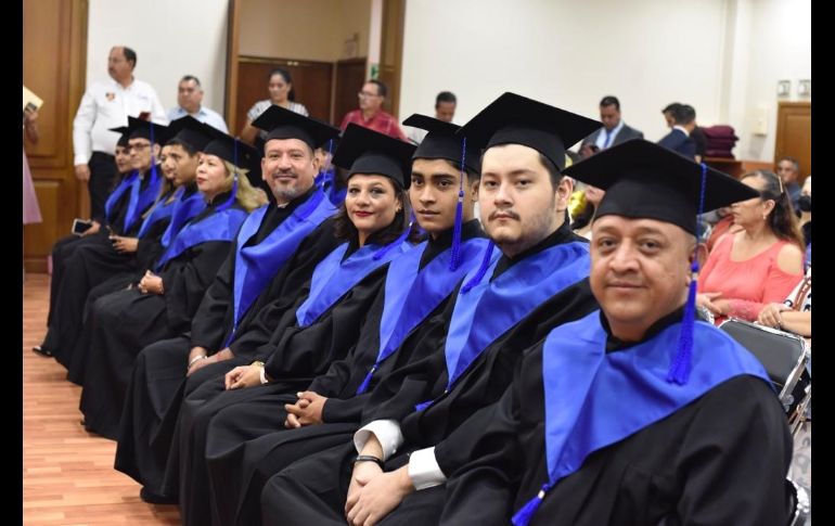 José Tomás Figueroa Padilla entregó el reconocimiento y felicitó a los trabajadores que concluyeron sus estudios de preparatoria en la modalidad abierta. ESPECIAL