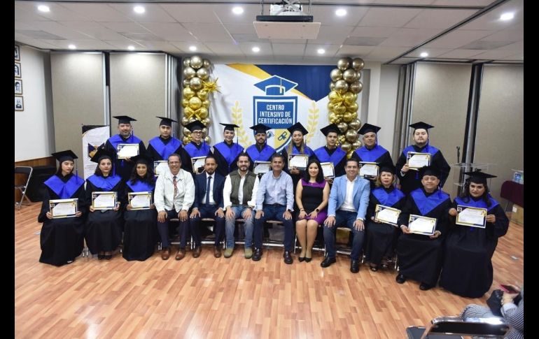 José Tomás Figueroa Padilla entregó el reconocimiento y felicitó a los trabajadores que concluyeron sus estudios de preparatoria en la modalidad abierta. ESPECIAL