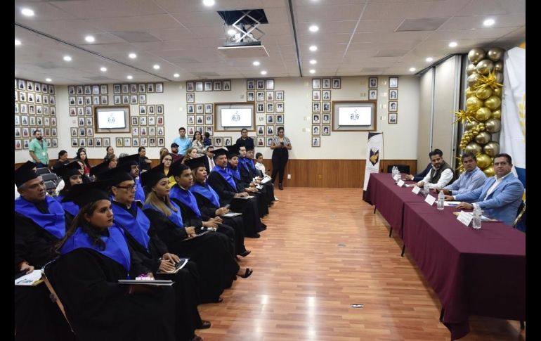 José Tomás Figueroa Padilla entregó el reconocimiento y felicitó a los trabajadores que concluyeron sus estudios de preparatoria en la modalidad abierta. ESPECIAL