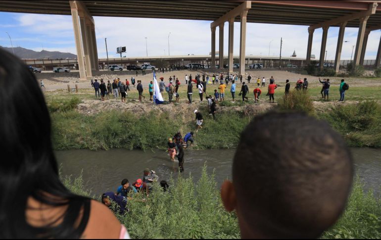 La mujer logró acercarse hasta la malla donde dialogó con los elementos de la guardia nacional de Texas que vigilan la frontera, y después de un largo tiempo logró cruzar a los Estados Unidos para recibir atención médica. Sun/ Archivo.