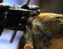 Irónicamente, los tintes para el cabello contienen químicos que dañan los folículos pilosos y propician la aparición de canas. PIXABAY