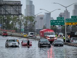 El tráfico se detuvo, con el nivel del agua por encima de los neumáticos de los carros, y algunos conductores abandonaron sus vehículos. AFP / E. Jones