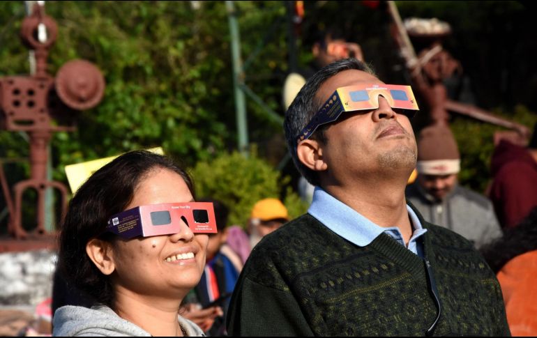 El eclipse solar anular ocurre cuando el Sol no cubre por completo la Luna debido a que no está lo suficientemente cerca de la Tierra. EFE.