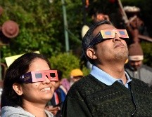 El eclipse solar anular ocurre cuando el Sol no cubre por completo la Luna debido a que no está lo suficientemente cerca de la Tierra. EFE.