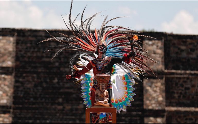 Ayer en Teotihuacán se celebró la ceremonia del encendido del fuego nuevo que llegará a Santiago el 20 de octubre. EFE/S. Gutiérrez