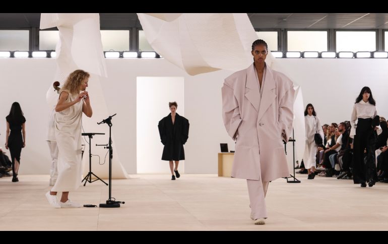 Este viernes 29 de septiembre, la firma de modas Issey Miyake presentó su colección primavera-verano 2024 en París Fashion Week. EFE/ Mohammed Badra