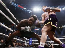 Canelo retuvo sus cinturones de peso supermediano al vencer por decisión al retador Jermell Charlo. EFE/E. Laurent