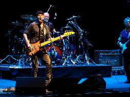 Andy Summers estuvo acompañado de los músicos brasileños João Barone y Rodrigo Santos. EL INFORMADOR/A. Navarro