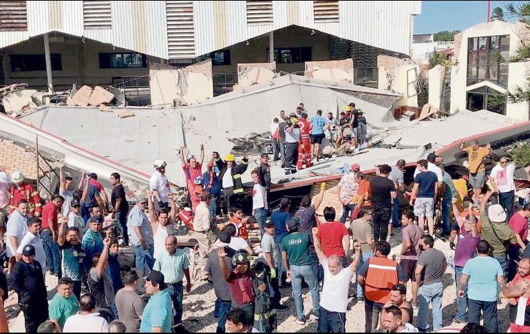 Tras el accidente, rescatistas y habitantes de Ciudad Madero, en Tamaulipas, acudieron a la iglesia colapsada para tratar de rescatar a los sobrevivientes y sacar los cuerpos de los que perdieron la vida tras la caída del techo. AFP