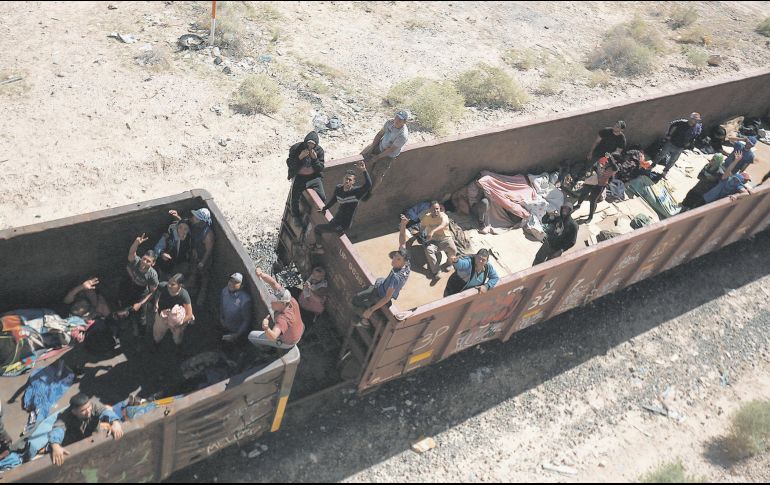 Migrantes viajan sobre el tren conocido como “La Bestia”, en Ciudad Juárez, Chihuahua. EFE