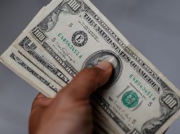 El dólar inició la jornada de hoy lunes por arriba de la barrera de los 17 pesos. EFE / ARCHIVO