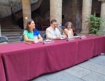 La regidora de Morena, Mariana Fernández (i), explica que el único requisito será que la vocación del colectivo sea la búsqueda de personas desaparecidas. EL INFORMADOR / J. Velazco