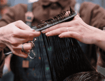 Para garantizar un crecimiento sano y fuerte, puedes cortarte el cabello siguiendo las fases de la luna. Unsplash.