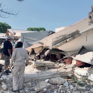 Rescatistas avanzan en remoción de escombros