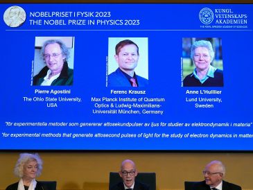 Los científicos ganadores del Nobel de Física 2023 fueron reconocidos por explorar el mundo de los electrones. EFE / A. WIKLUND