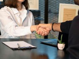 Firmar la renuncia en el momento de la contratación se ha vuelto una práctica muy común, pero es ilegal. ESPECIAL/ Foto de Mina Rad en Unsplash