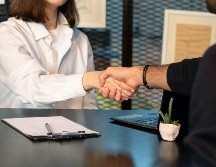 Firmar la renuncia en el momento de la contratación se ha vuelto una práctica muy común, pero es ilegal. ESPECIAL/ Foto de Mina Rad en Unsplash