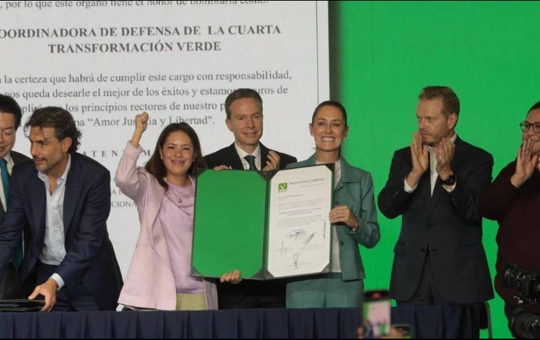 Claudia Sheinbaum Pardo recibe su constancia como Coordinadora Nacional de la Defensa de la Transformación por parte del Partido Verde Ecologista de México (PVEM). ESPECIAL.