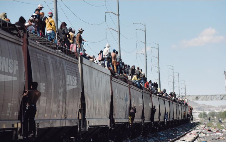 Autoridades afirman que migrantes no utilizan el tren, pero medios de información muestran lo contrario. EFE