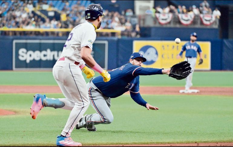 Jordan Montgomery (con el guante) lanzó siete innings sin recibir carrera y además hizo una atrapada circense. AFP/J. Aguilar
