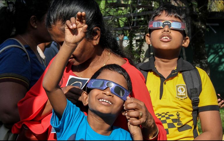 Si quieres ver el eclipse solar este 14 de octubre, chec aa qué hora tendrás que salir a apreciarlo. EFE/C. Karunarathne.