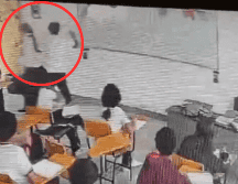 El momento quedó capturado en la cámara de seguridad que se encuentra dentro del salón de clases. ESPECIAL/Twitter @Adela_Micha