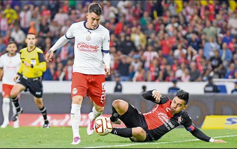 Aldo Rocha (der.) señala que su labor es guiar a los jóvenes rojinegros y alejarlos de situaciones que comprometan su carrera. IMAGO7