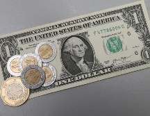 El peso mexicano se cotiza en los mercados internacionales alrededor de los 18.06 pesos por dólar. NTX/ ARCHIVO