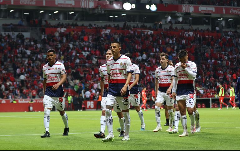 La supuesta pelea entre Víctor Guzmán y el profe Pauno fue el tema principal a inicios de la semana, sin embargo todo se dio vuelta debido a que Chivas anunció la separación de Alexis Vega, Cristian Calderón y Raúl Martínez debido a un tema disciplinario. IMAGO7