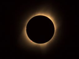 La mejor manera de observar el eclipse es con lentes que necesitan la certificación ISO 12312-2. Pexels