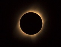 La mejor manera de observar el eclipse es con lentes que necesitan la certificación ISO 12312-2. Pexels