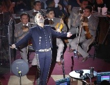 Aparentemente, Alejandro Fernández se estaba quedando dormido durante su concierto. EL I NFORMADOR/ARCHIVO