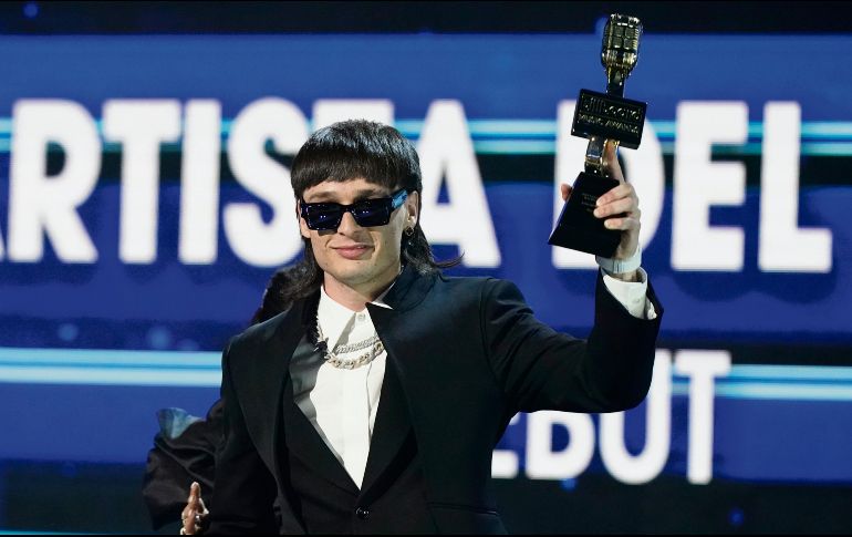 El cantante muestra su primer Latin Billboard. AP