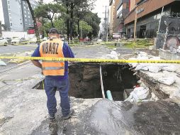 Las quejas de los ciudadanos por los socavones que se abren recurrentemente  en diferentes puntos de la ciudad son una constante este año. En la imagen uno aparecido el 20 de agosto. EL INFORMADOR/H. Figueroa