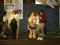 Personas salen a la calle después de ser avisadas por la alerta sísmica en la Ciudad de México. SUN/G. Espinosa