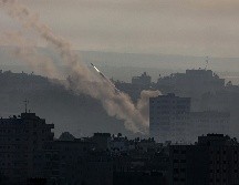 El lanzamiento de proyectiles se produce en un momento de intensos combates en Cisjordania, donde casi 200 palestinos han perdido la vida en incursiones israelíes en lo que va de año. EFE/M. Saber